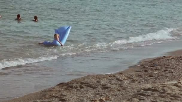 La gente si bagna e si riposa sulla spiaggia. Spiagge spagnole a Maiorca — Video Stock