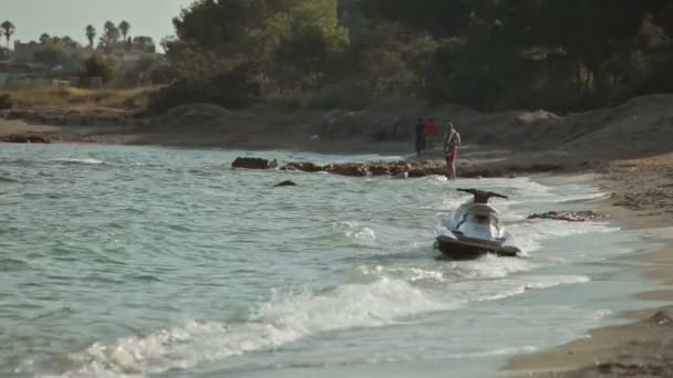 La gente se baña y descansa en la playa. Playas españolas en Mallorca — Vídeo de stock