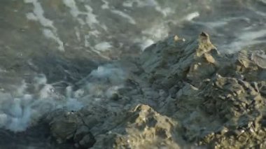Mallorca'da İspanyolca plajlar. Deniz sörf, dalgalar ve güneş ışığı parlama.