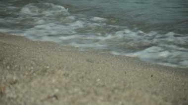 Mallorca'da İspanyolca plajlar. Deniz sörf, dalgalar ve güneş ışığı parlama.