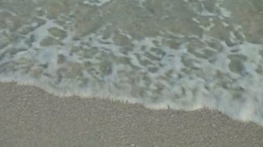 Mallorca'da İspanyolca plajlar. Deniz sörf, dalgalar ve güneş ışığı parlama.