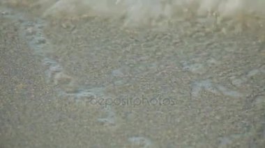 Mallorca'da İspanyolca plajlar. Deniz sörf, dalgalar ve güneş ışığı parlama.