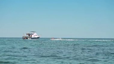 Yat plaj alanı yanında demir attı. Mallorca'da İspanyolca plajlar. Hydrocycle