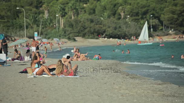 Mensen Baden en uitrusten op het strand. Spaanse stranden in Mallorca jonge meisjes in bikini op het strand. — Stockvideo