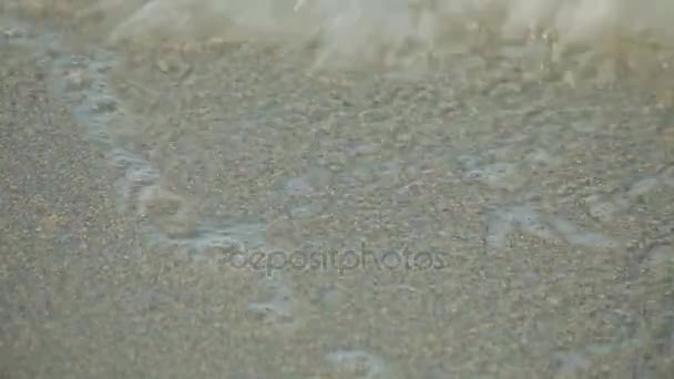 西班牙马略卡岛的海滩。海上冲浪、 海浪和阳光刺眼. — 图库视频影像