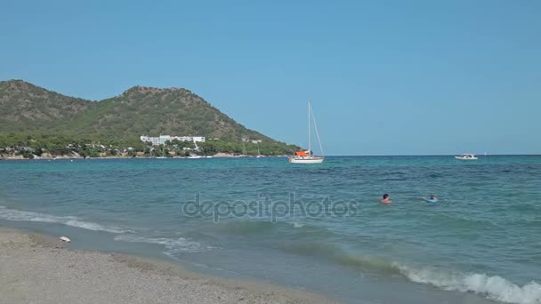 O iate está ancorado ao lado da área de praia. Praias espanholas em Maiorca — Vídeo de Stock