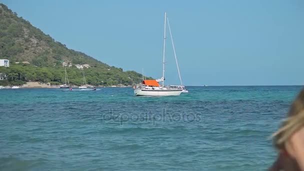 Jacht jest zakotwiczona obok na plaży. Hiszpańskie plaże w Mallorca — Wideo stockowe