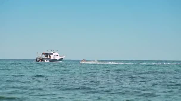 Το σκάφος είναι αγκυροβολημένο δίπλα στην περιοχή της παραλίας. Ισπανικές παραλίες στη Μαγιόρκα. Hydrocycle — Αρχείο Βίντεο