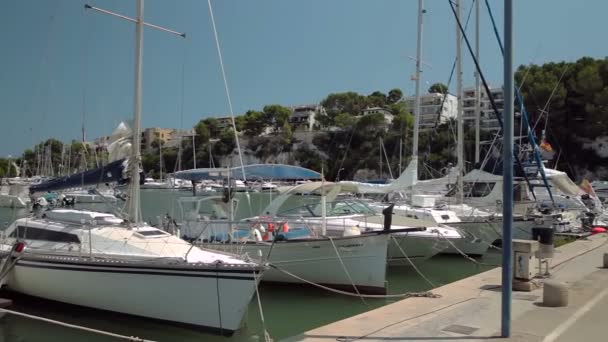 Jachta je ukotven vedle na pláž. Španělské parkování jachty v provinčním městečku Porto Cristo. Mallorca — Stock video