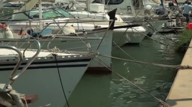 Yat plaj alanı yanında demir attı. İspanyolca otopark taşra kasabasında Porto Cristo yatlar için. Mallorca