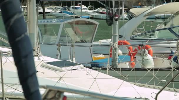 Jacht jest zakotwiczona obok na plaży. Hiszpański Parking dla jachtów z prowincjonalnego miasteczka Porto Cristo. Mallorca — Wideo stockowe