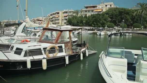 El yate está anclado junto a la zona de playa. Aparcamiento para yates en una ciudad provincial Porto Cristo. Mallorca — Vídeo de stock