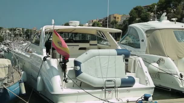 Яхта закреплена рядом с пляжем. Испанская парковка для яхт в провинциальном городе Порто-Кристобаль. Майорка — стоковое видео