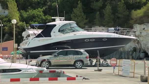 A jacht mellett a strand területén van rögzítve. Spanyol parkolási egy vidéki város Porto Cristo Yachtok. Mallorca — Stock videók