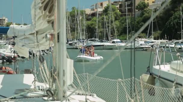 Lo yacht è ancorato accanto alla spiaggia. Parcheggio spagnolo per yacht in una città provinciale di Porto Cristo. Maiorca — Video Stock