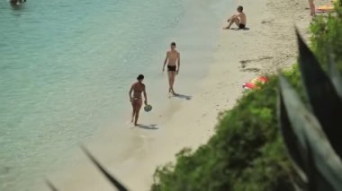 Genç bir adam ve bir kız badman oynuyorlar. İspanyolca otopark taşra kasabasında Porto Cristo yatlar için. Mallorca