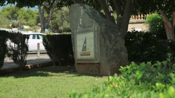 Lo yacht è ancorato accanto alla spiaggia. Parcheggio spagnolo per yacht in una città provinciale di Porto Cristo. Maiorca — Video Stock