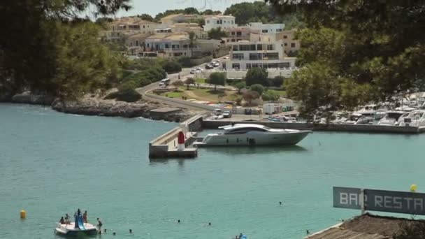 Meeresbucht mit Strand und Yachten. spanischer Yachtparkplatz in der Provinzstadt Porto Cristo. Mallorca — Stockvideo