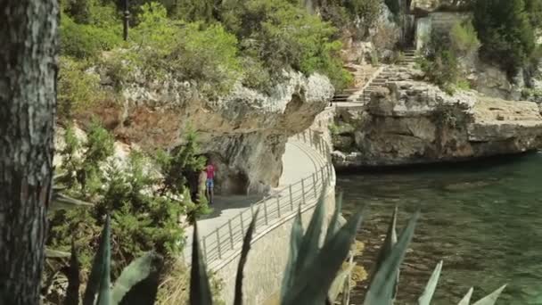 Byggnader på sluttningarna av berget ovanför havsbukten. Spanska parkering för yachter i en landsortsstad Porto Cristo. Mallorca — Stockvideo