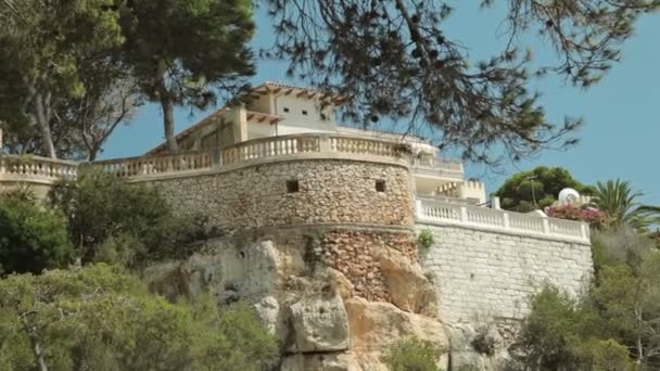 Binalar deniz bay yukarıda dağ eteklerinde. İspanyolca otopark taşra kasabasında Porto Cristo yatlar için. Mallorca — Stok video