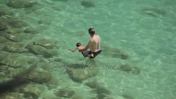 La gente se baña y descansa en la playa de la ciudad. Aparcamiento para yates en una ciudad provincial Porto Cristo. Mallorca — Vídeo de stock