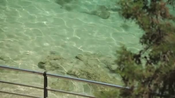 Människor bada och vila på stadens strand. Spanska parkering för yachter i en landsortsstad Porto Cristo. Mallorca — Stockvideo