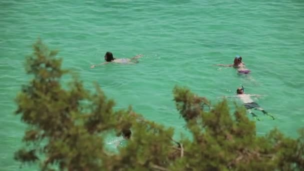 Люди купаются и отдыхают на городском пляже. Испанская парковка для яхт в провинциальном городе Порто-Кристобаль. Майорка — стоковое видео