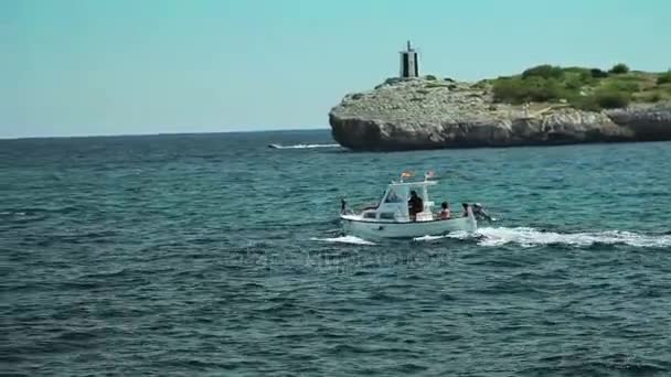 Sea Bay avec plage et yachts. Parking espagnol pour yachts dans une ville provinciale Porto Cristo. Majorque — Video