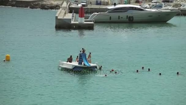 Tenger öböl strand és jachtok. Spanyol parkolási egy vidéki város Porto Cristo Yachtok. Mallorca — Stock videók