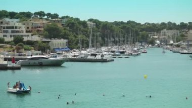 Deniz Bay beach ve yatlar. İspanyolca otopark taşra kasabasında Porto Cristo yatlar için. Mallorca