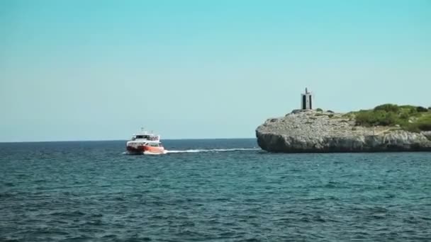 Un barco turístico paseo marítimo con un fondo transparente en una ciudad provincial Porto Cristo. Mallorca — Vídeo de stock