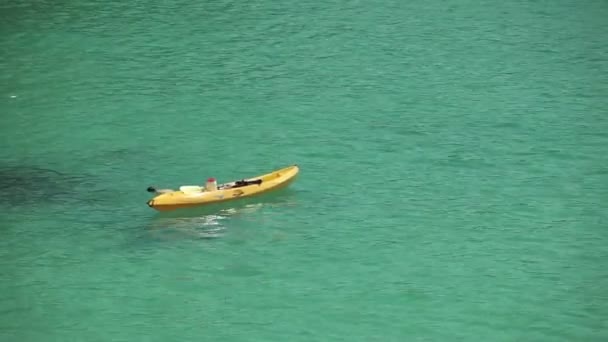 Kayak sulle onde vicino alla spiaggia in una città provinciale di Porto Cristo. Maiorca — Video Stock
