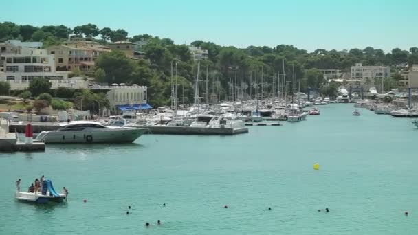 Морем бухті з пляж і яхти. Іспанська парковка для яхт у провінційному містечку Порто Крісто. Майорка — стокове відео
