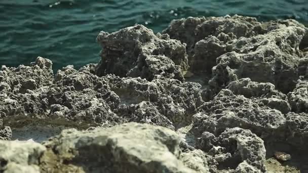 Старі скелі вздовж берегів затоки. Розмиті вітрами і хвилями каміння — стокове відео