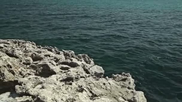 Старі скелі вздовж берегів затоки. Розмиті вітрами і хвилями каміння — стокове відео