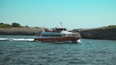 Taşra kasabasında Porto Cristo şeffaf bir alt bir mesire turistik gemi. Mallorca