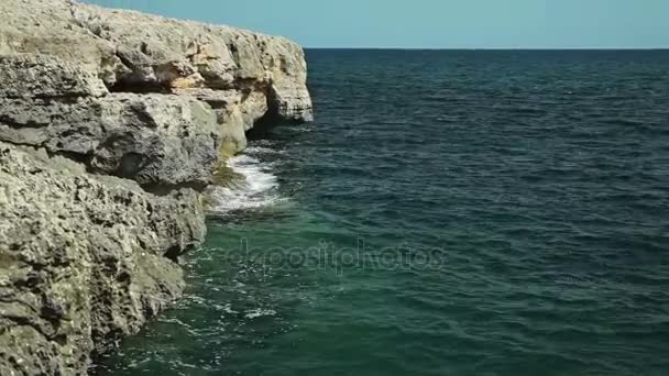 오래 된 바위의 해 안에 따라서입니다. 바람과 돌의 파도 의해 흐리게 — 비디오