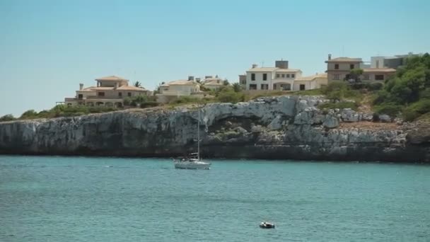 Barco de placer nada en la bahía en una ciudad provincial Porto Cristo. Mallorca — Vídeo de stock