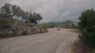 Cala Mendia kırsal yollar çiftlikleri, alanlar ve Bahçeleri arasında banliyölerinde çiftlikleri.