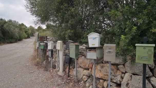 Otoyolu yakınında, Cala Mendia posta kutuları banliyölerinde çiftlikleri. — Stok video