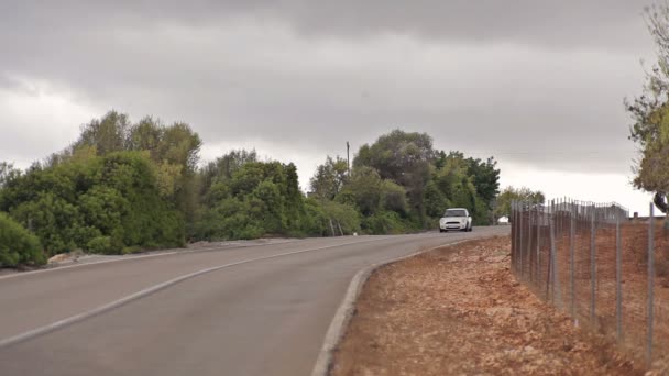 Fazendas nos subúrbios de Cala Mendia Estradas rurais entre fazendas, campos e jardins . — Vídeo de Stock