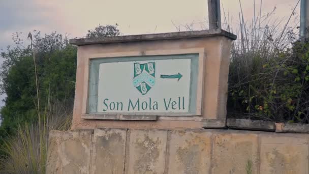 Gårdar i en förort till Cala Mendia styrelsen med namnet på gården. — Stockvideo
