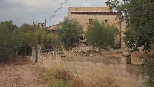 Boerderijen in de buitenwijken van Cala Mendia — Stockvideo