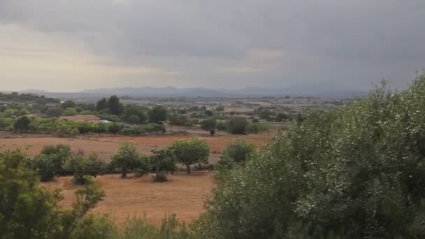 Fermes dans la banlieue de Cala Mendia — Video