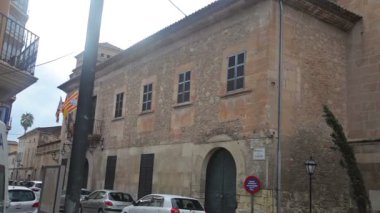 Cala Mendia city yakınındaki küçük bir taşra kasabasında