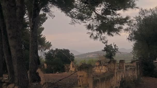 En sten staket längs gård territorium. — Stockvideo