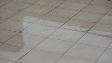 Yağmur ve bahçedeki taş döşeme üzerinde düşen su damlaları... Mallorca, Cala Mendia