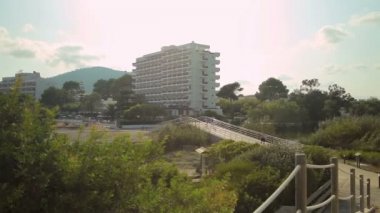 Deniz ve otel kompleksinin yanında küçük bir park. Mallorca