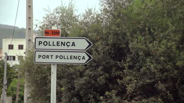 Route vers la ville Polenca Port. Panneau routier. Routes rurales entre montagnes, champs et jardins . — Video