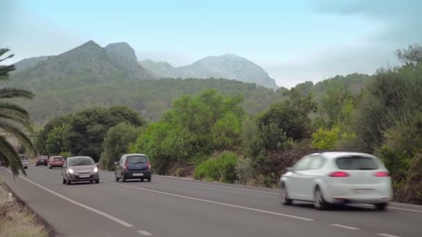 Weg naar de stad Polenca poort landelijke wegen tussen de bergen, de velden en tuinen. — Stockvideo